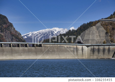 黑部水壩（Kuro 4） 從遊船 Garbe 上看到的紅葉和白馬山 富山縣 立山町 108235455