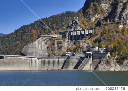 黑部水壩（Kuro 4） 從富山縣立山町遊船 Garbe 看到美麗的秋葉 108235456