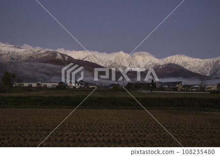 長野縣白馬村,日出前美麗的三層秋葉和白馬三山白雪皚皚 長野縣白馬村,日出前美麗的三層秋葉和白馬三山白雪皚皚 108235480