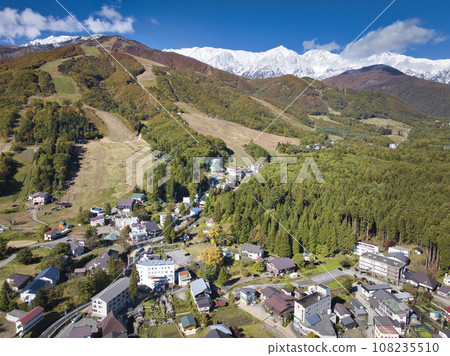 Beautiful three-tiered autumn leaves of snow-capped Hakuba Sanzan and Happo-one in Hakuba Village, Nagano Prefecture (aerial shot by drone) Beautiful three-tiered autumn leaves of snow-capped Hakuba Sanzan and Happo-one in Hakuba Village, Nagano Prefecture (aerial shot by drone) 108235510