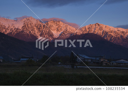 Beautiful Morgenrot and three-tiered autumn leaves in Hakuba Sanzan, Hakuba Village, Nagano Prefecture 108235534