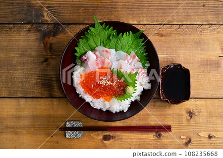 海鮮碗配鮭魚子和海鯛 108235668