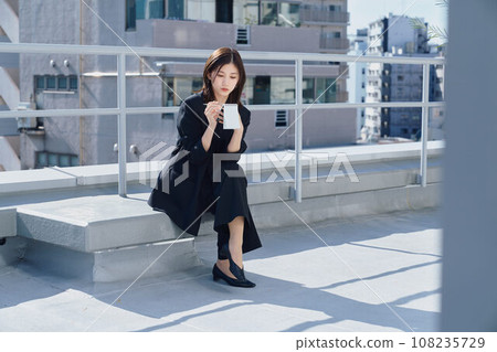 在屋頂上有記筆記的女商人 在屋頂上有記筆記的女商人 108235729