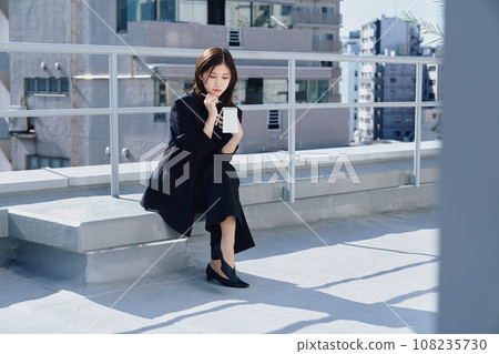 在屋頂上有記筆記的女商人 108235730