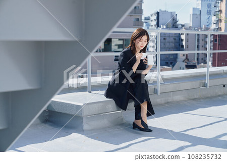 在屋頂上有記筆記的女商人 在屋頂上有記筆記的女商人 108235732
