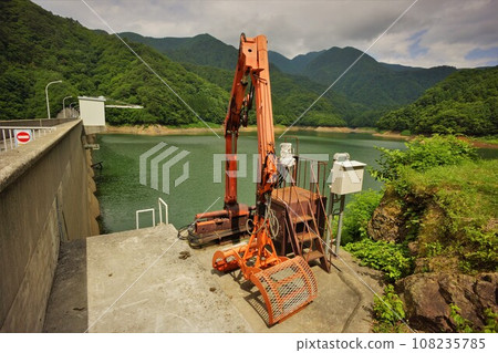 藏王壩頂部的起重機 藏王壩頂部的起重機 108235785