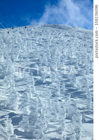 山形藏王滑雪場纜車站 從地藏山頂欣賞冰雪覆蓋的壯麗景色 108236096