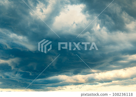 雨雲開始覆蓋 a-2 的天空背景 強調暖色和冷色 108236118