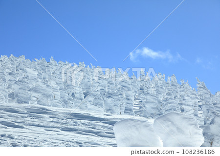 山形藏王滑雪場纜車站 從地藏山頂欣賞冰雪覆蓋的壯麗景色 108236186