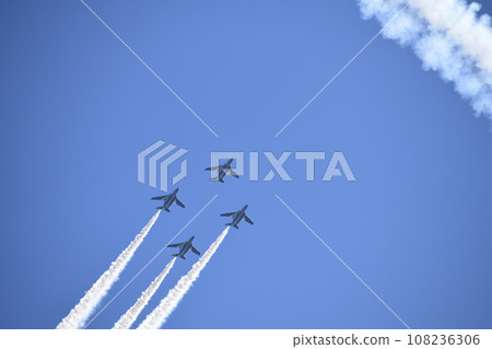 Blue Impulse flying in the blue sky <Air Festa Hamamatsu> 108236306