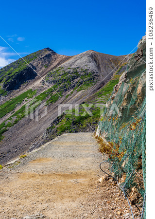 Sightseeing climbing of Mt. Norikura in Nagano Prefecture: Kengamine seen from the promenade to Shoulda no Koya 108236469