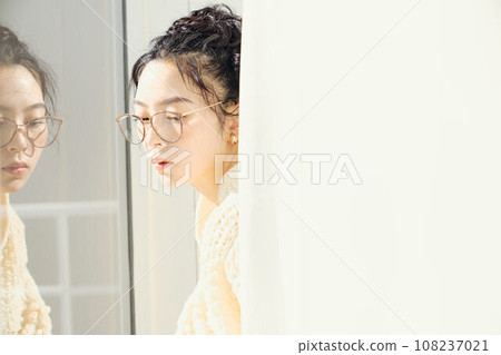 穿著白色針織品的女人的肖像 穿著白色針織品的女人的肖像 108237021