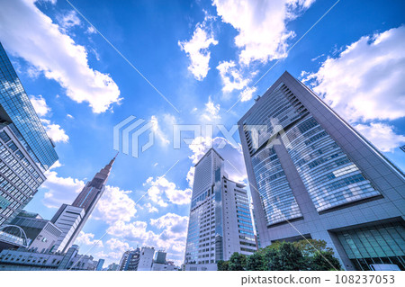 日本東京城市景觀 - 從新宿車站/新宿高島屋（澀谷區千馱谷）一側看到的 NTT Docomo 代代木大廈等 108237053