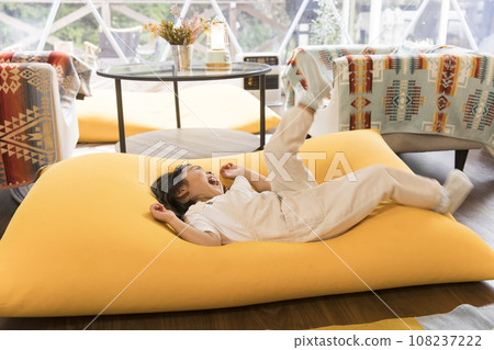 孩子們在豪華露營設施中玩耍 108237222