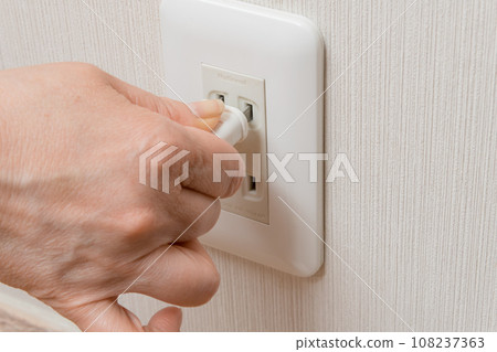 [Housewife plugs in the outlet] 108237363
