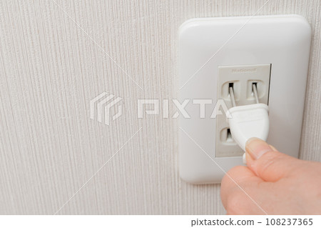 [Housewife plugs in the outlet] 108237365