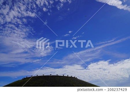 Kobe Tarumi Goshikizuka Tumulus and Airplane in the Autumn Sky (Early Autumn) Kobe Tarumi Goshikizuka Tumulus and Airplane in the Autumn Sky (Early Autumn) 108237429