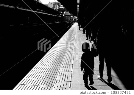 Silhouette of walking parent and child 108237451
