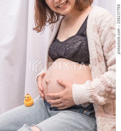 [Maternity image duck] 108237768