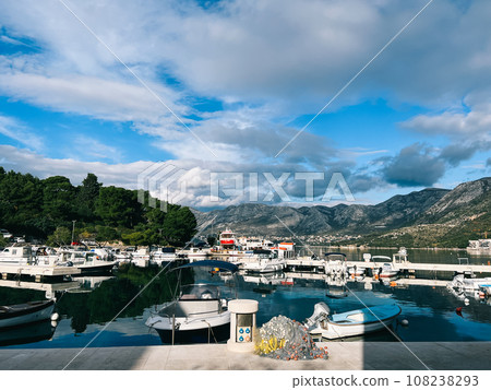 Yachts are moored at the pier with a coastal power bollard 108238293