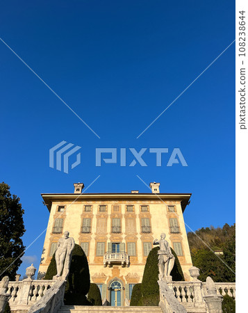 Sculptures on the balustrade near the old villa Canton. Bergamo, Italy Sculptures on the balustrade near the old villa Canton. Bergamo, Italy 108238644