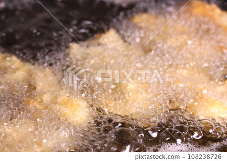Cooking image: frying fried oysters 108238726