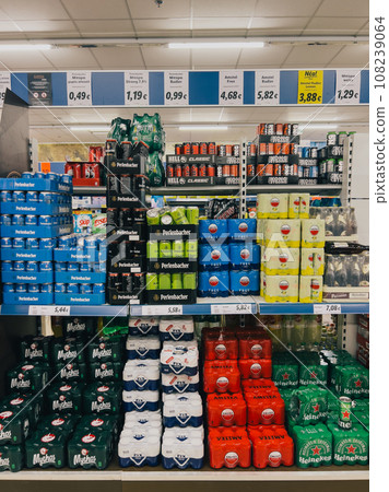 Packages with beer and various drinks are on the shelves in the supermarket 108239064
