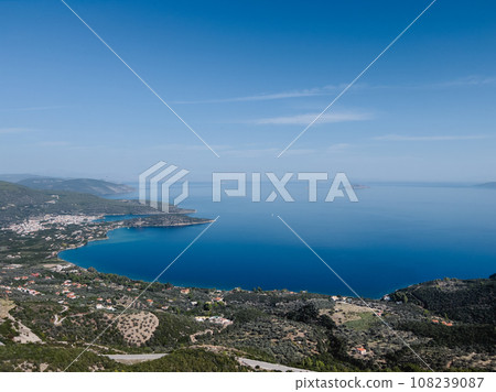 Blue sea at the foot of the mountain range merges with the horizon 108239087