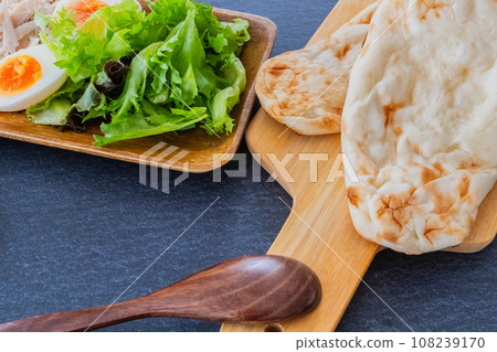Indian curry and naan curry close-up material Indian curry and naan curry close-up material 108239170
