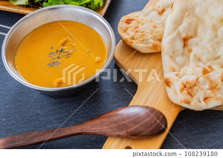 Indian curry and naan curry close-up material Indian curry and naan curry close-up material 108239180