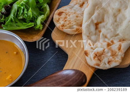 Indian curry and naan curry close-up material Indian curry and naan curry close-up material 108239189