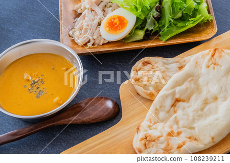 Indian curry and naan curry close-up material 108239211
