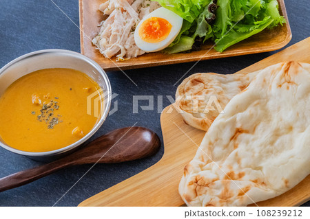 Indian curry and naan curry close-up material 108239212