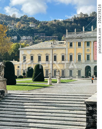 Steps in the garden near Villa Olmo against the backdrop of mountains. Como, Italy Steps in the garden near Villa Olmo against the backdrop of mountains. Como, Italy 108239216