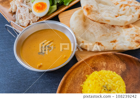 Indian curry and naan curry close-up material 108239242