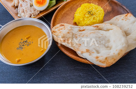 印度咖哩和烤餅咖哩特寫材料 108239252