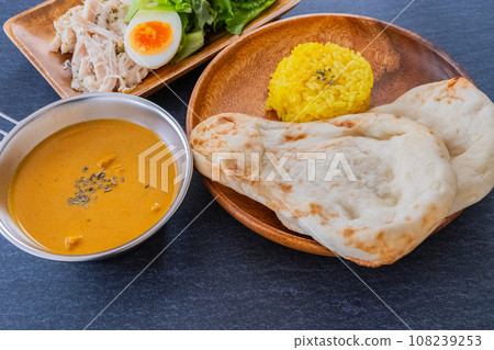 Indian curry and naan curry close-up material Indian curry and naan curry close-up material 108239253
