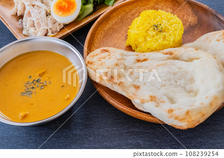 印度咖哩和烤餅咖哩特寫材料 108239254
