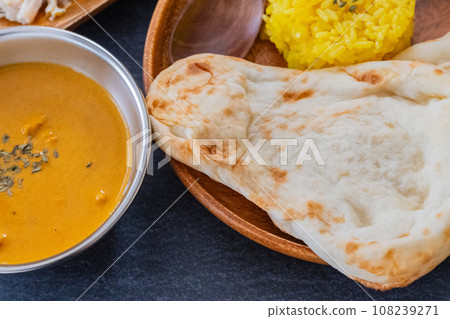 Indian curry and naan curry close-up material Indian curry and naan curry close-up material 108239271