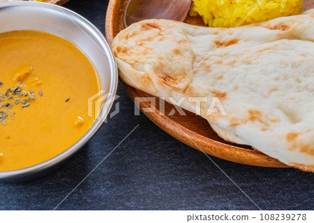 Indian curry and naan curry close-up material 108239278