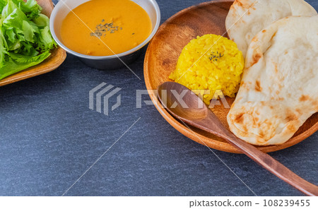 印度咖哩和印度烤餅薑黃飯桌背景材料 印度咖哩和印度烤餅薑黃飯桌背景材料 108239455