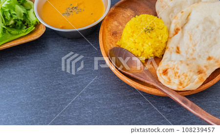 印度咖哩和印度烤餅薑黃飯桌背景材料 印度咖哩和印度烤餅薑黃飯桌背景材料 108239457