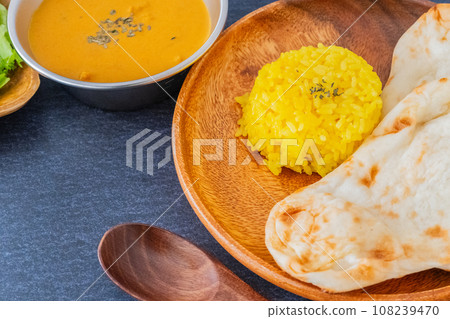 印度咖哩和印度烤餅薑黃飯桌背景材料 印度咖哩和印度烤餅薑黃飯桌背景材料 108239470