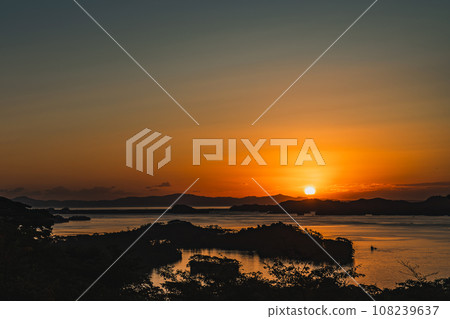 Sunrise, Matsushima, the morning sun from the pine trees heading west 108239637