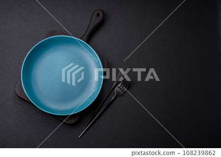 Beautiful empty round ceramic plate on a concrete background 108239862