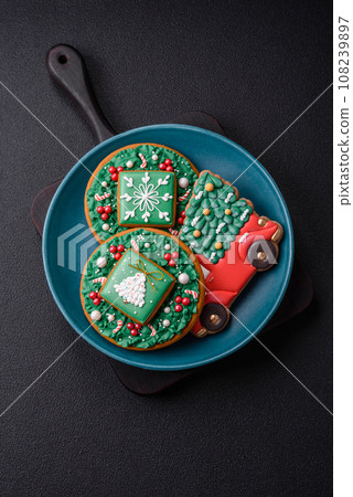 Beautiful Christmas gingerbread cookies on a round ceramic plate Beautiful Christmas gingerbread cookies on a round ceramic plate 108239897