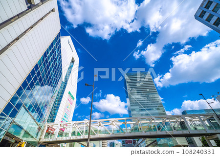 十月的日本東京城市景觀,在小田急新宿站前望去。 JR新宿站南口後面 十月的日本東京城市景觀,在小田急新宿站前望去。 JR新宿站南口後面 108240331
