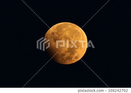 From dawn to dawn on October 29, 2023, a partial lunar eclipse dyed in coppery red From dawn to dawn on October 29, 2023, a partial lunar eclipse dyed in coppery red 108242702