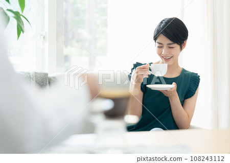 婦女們在客廳喝咖啡聊天 108243112