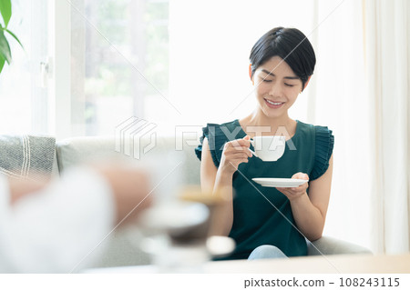 婦女們在客廳喝咖啡聊天 108243115